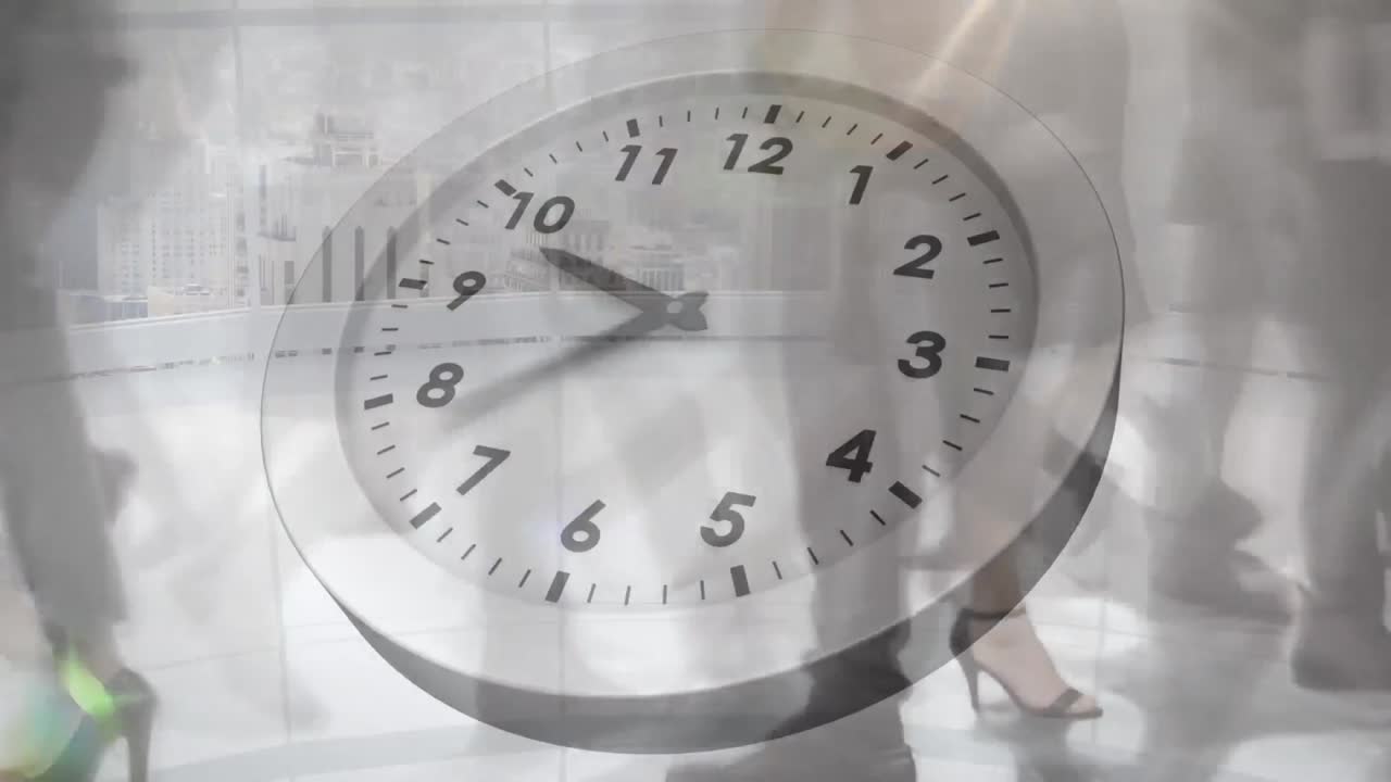 animación del reloj de tic-tac contra el lapso de tiempo de la sección baja de los empresarios que caminan en la oficina