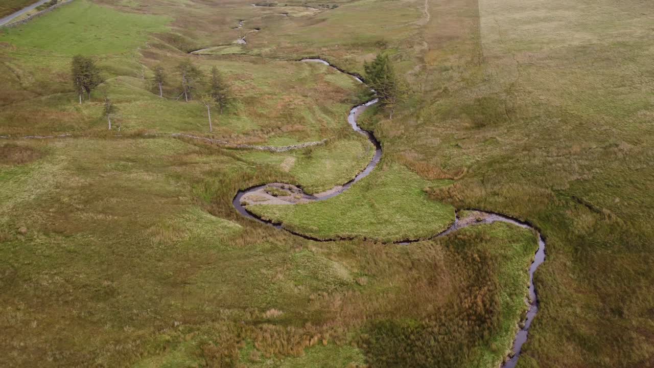 dando vueltas alrededor de un arroyo natural en el corazón del distrito de los lagos durante el verano
