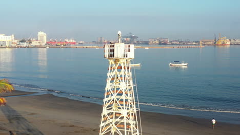 Tiro-De-Giro-De-Una-Gaviota-Parada-Frente-A-Los-Muelles