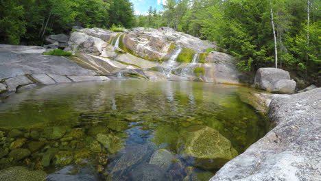 4k tiro estacionario bosque de maine desierto stepp falls área de senderos para caminatas llena de cascadas y saltos de agua con grandes piscinas de agua cristalina para nadar