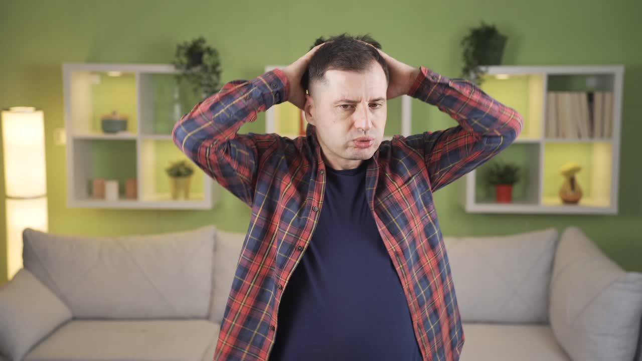 걱정하고 긴장한 사람은 문제가 있습니다, 그는 곤경에 처해 있습니다, 부정적인 결과.