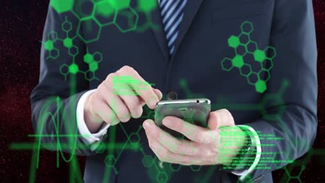 animación del procesamiento de datos sobre un empresario caucásico que usa un teléfono inteligente