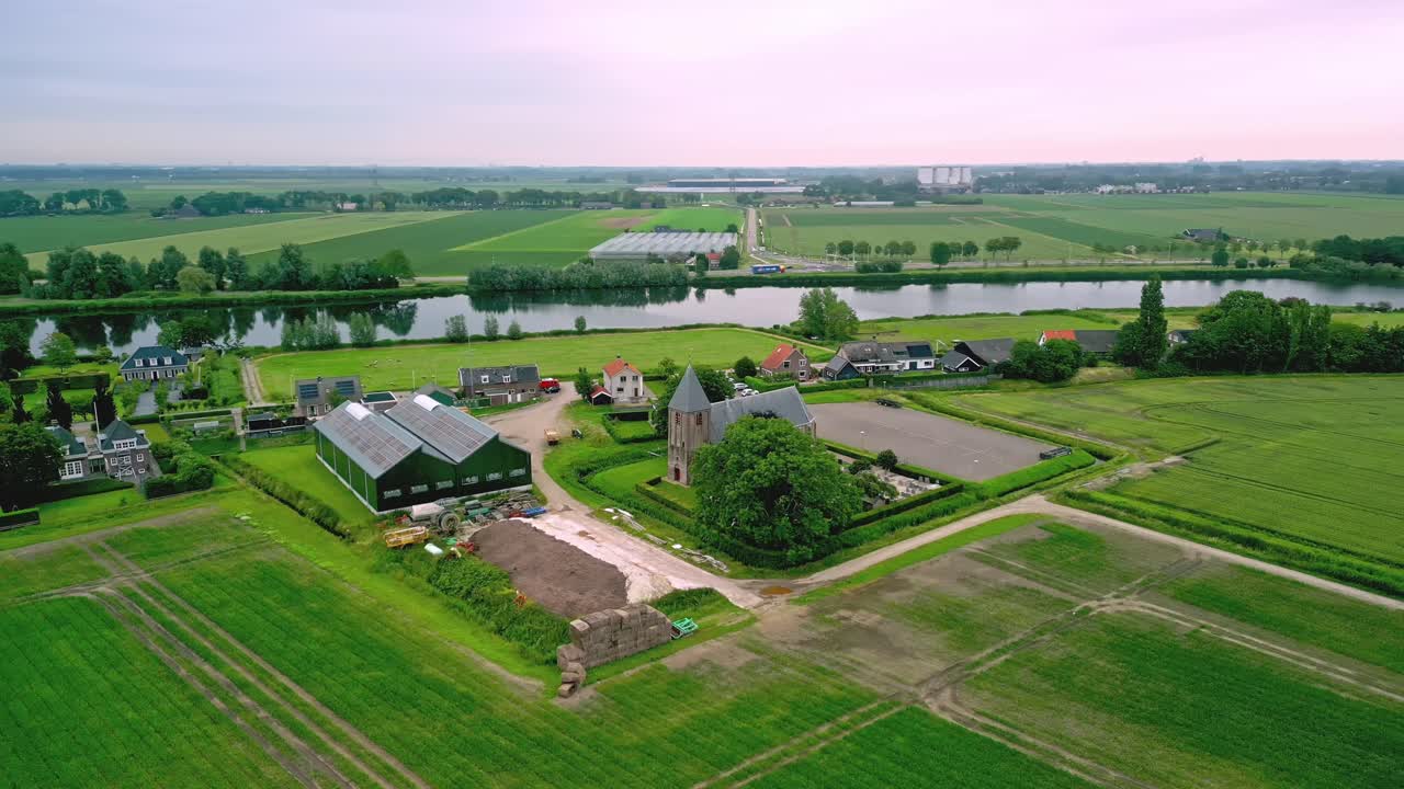 la histórica iglesia de la aldea de sint antonipolder en los países bajos, fundada en el siglo xvi.