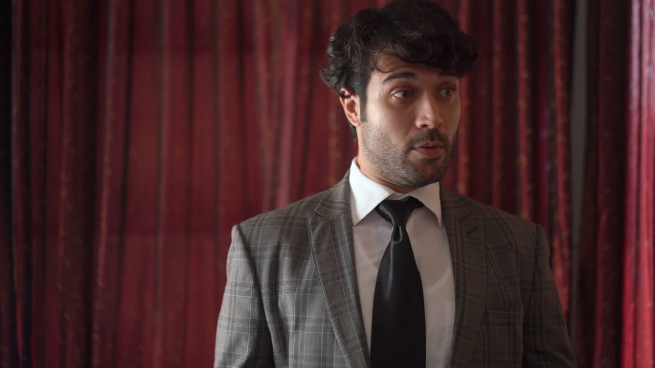 el hombre está bailando como un robot