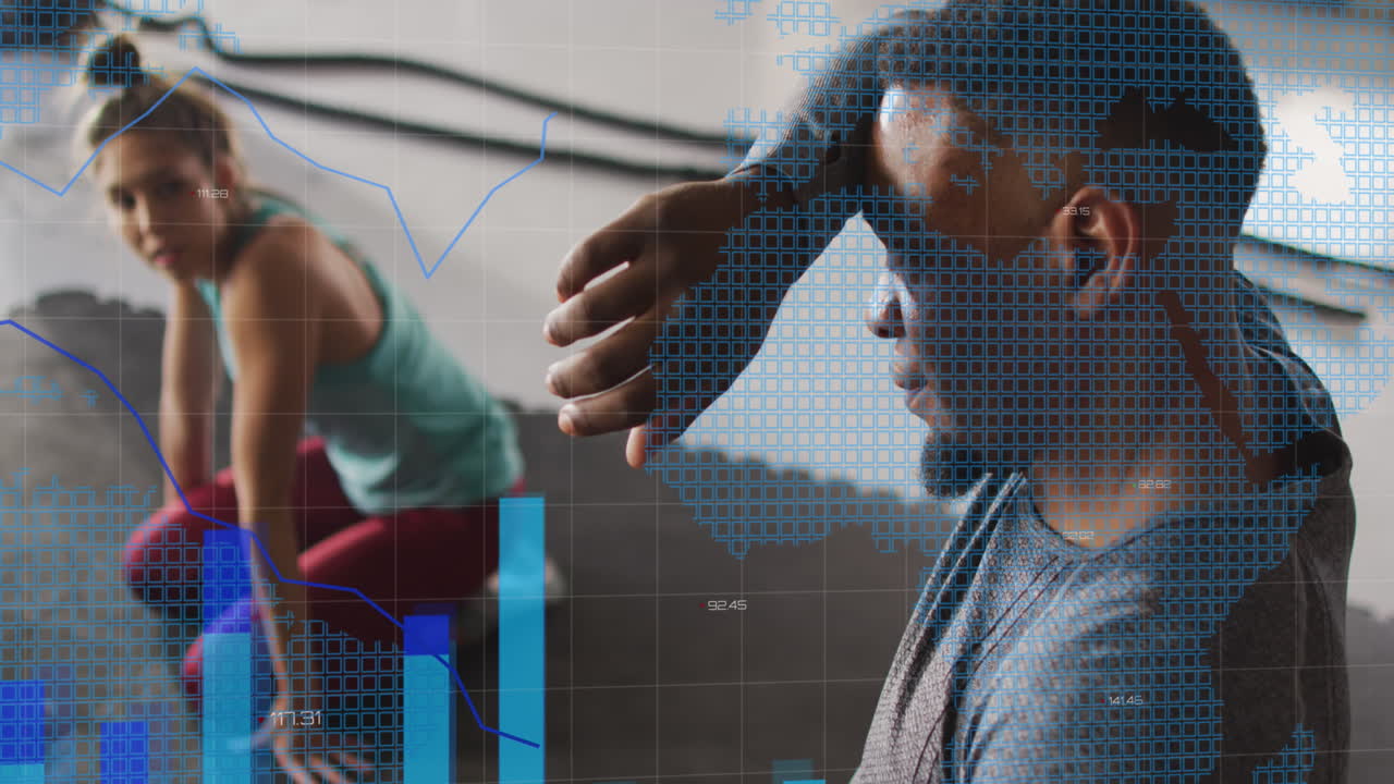 animación del procesamiento de datos sobre diversos hombres y mujeres que descansan durante los ejercicios en el gimnasio