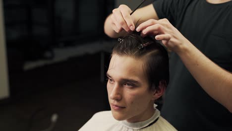 Maestro-De-Corte-De-Pelo-De-Planch-Grande-Apuñala-El-Cabello