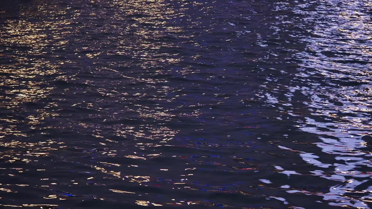 ночные отражения на воде