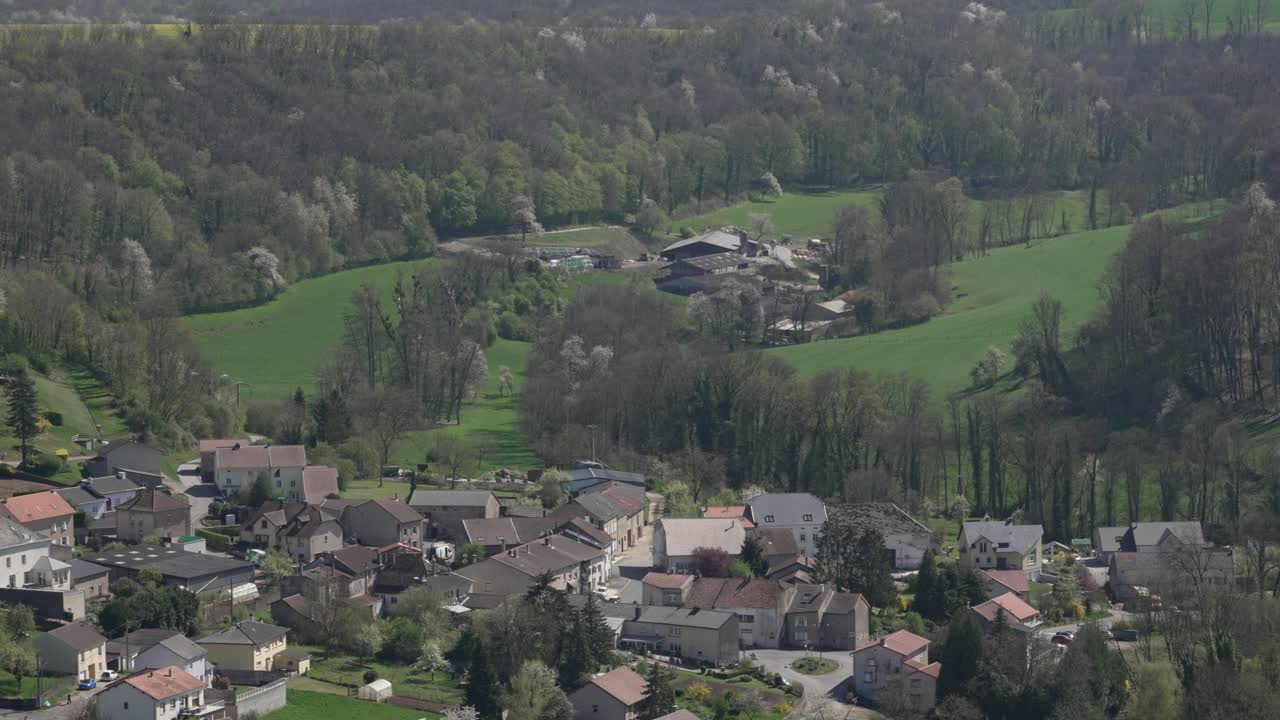 Dorp Manderen-Ritzing in de Moezelstreek van Frankrijk, plattelandslandschap van Europa