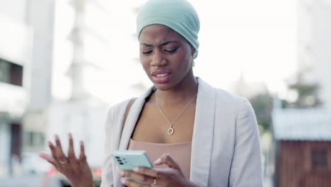 Black-woman-in-city,-angry