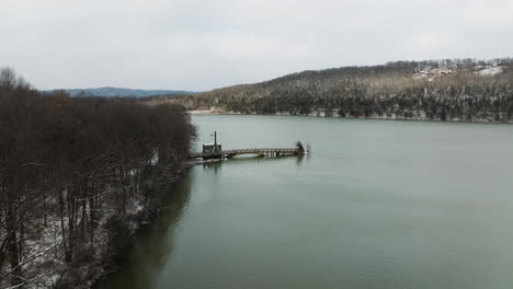 Malerische-Luftaufnahme-Des-Lake-Sequoyah-An-Einem-Kalten-Wintertag,-Blick-Auf-Die-Alte-Brücke