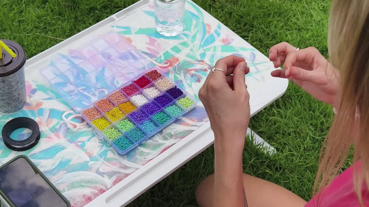 야외에서 구슬을 는 여자