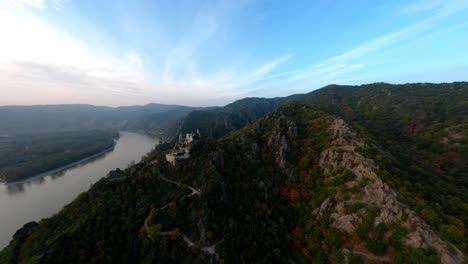 fpv elevándose alto sobre dürnstein y la naturaleza circundante dando una vista distante y soñadora