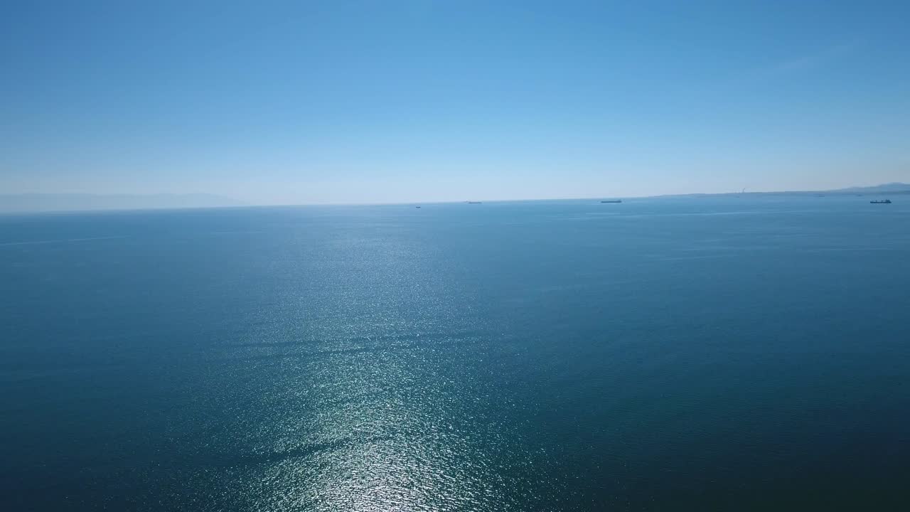 아름다운 바다를 날아다니는 드론의 공중 사진 - 4k 해상도
