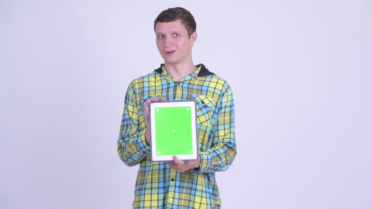 디지털 태블릿을 가진 행복한 젊은 잘생긴 스터 남자