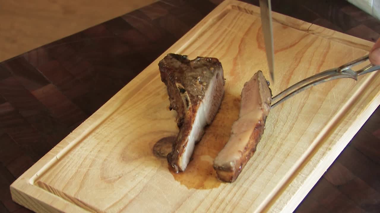 preparación de una chuleta de cordero