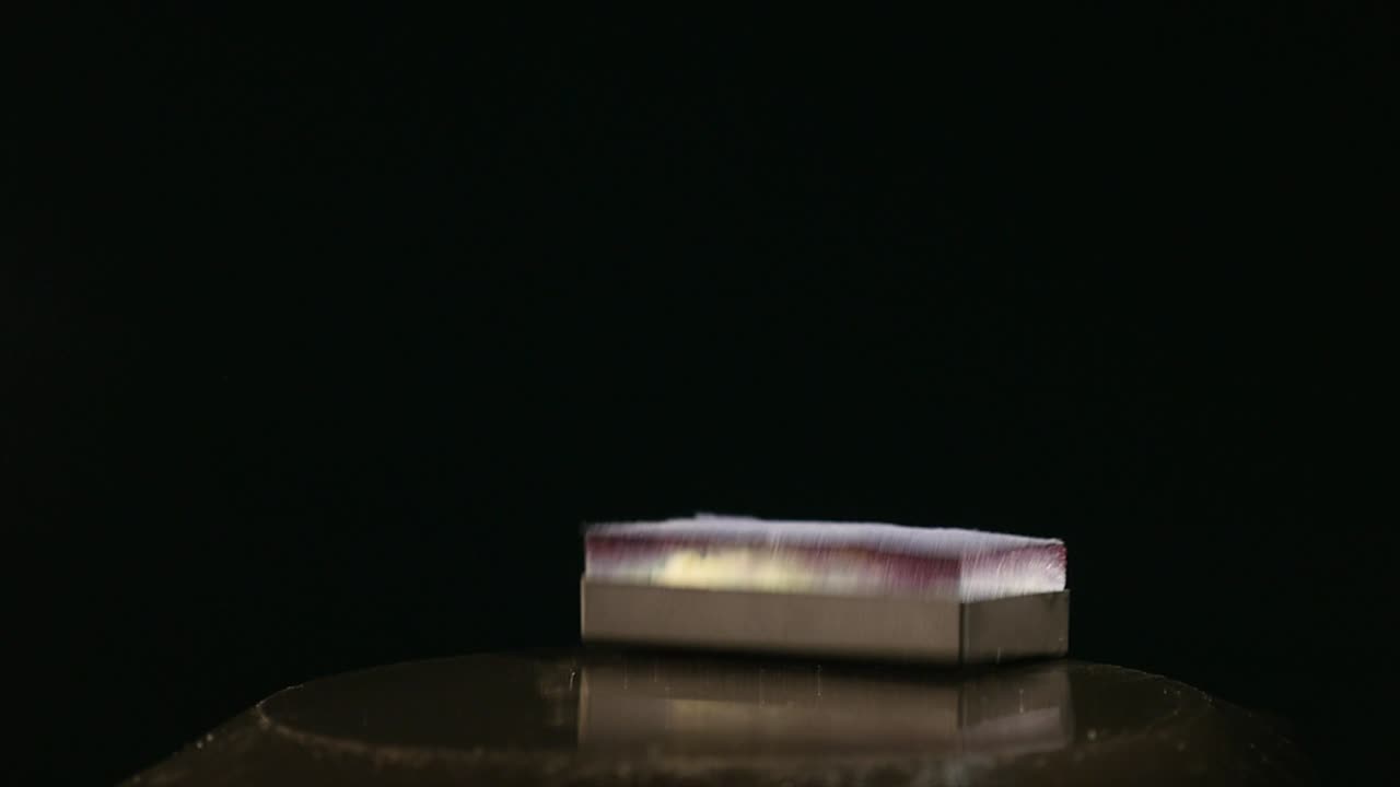 прыгающая губка на движущемся субвуфере на черном фоне