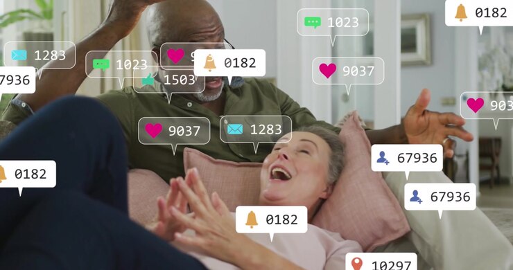 Animation af ikoner for sociale medier og tal over ældre, mangfoldigt par derhjemme