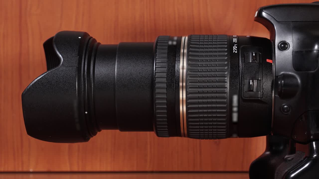 Photographic lens lengthens with zoom