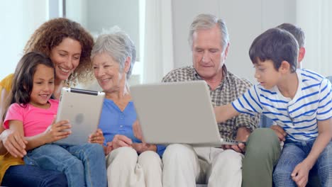 familia que usa portátiles y tabletas
