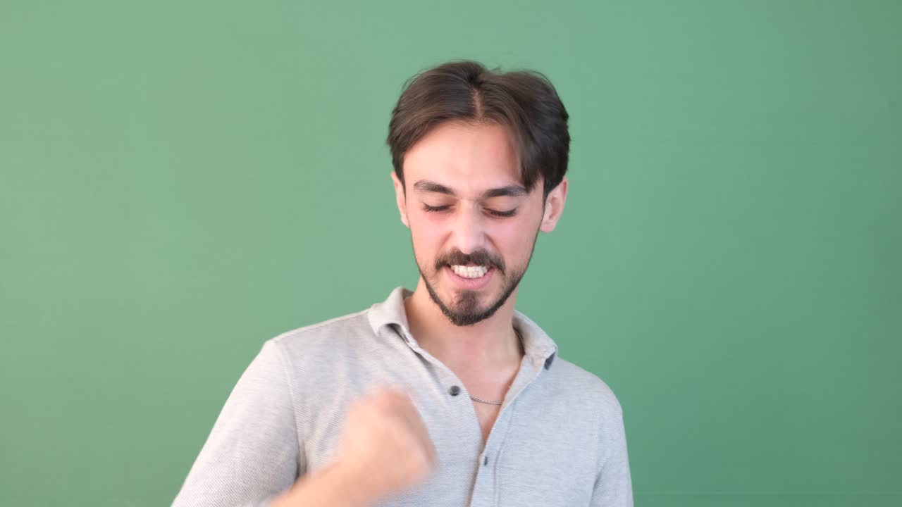 expresión de hombre emocionado