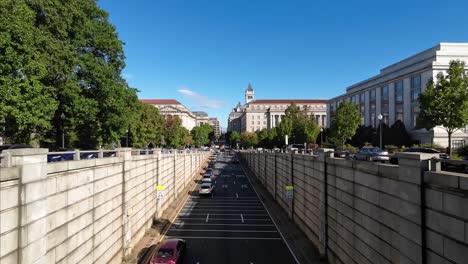 Straße-In-Washington,-D.C.-Mit-Vorbeifahrendem-Verkehr