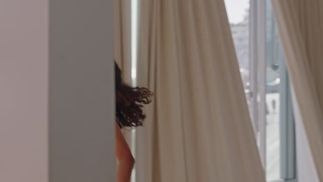 mujer de viaje bailando en la habitación del hotel divirtiéndose celebrando las vacaciones de verano disfrutando de un estilo de vida de vacaciones despreocupado