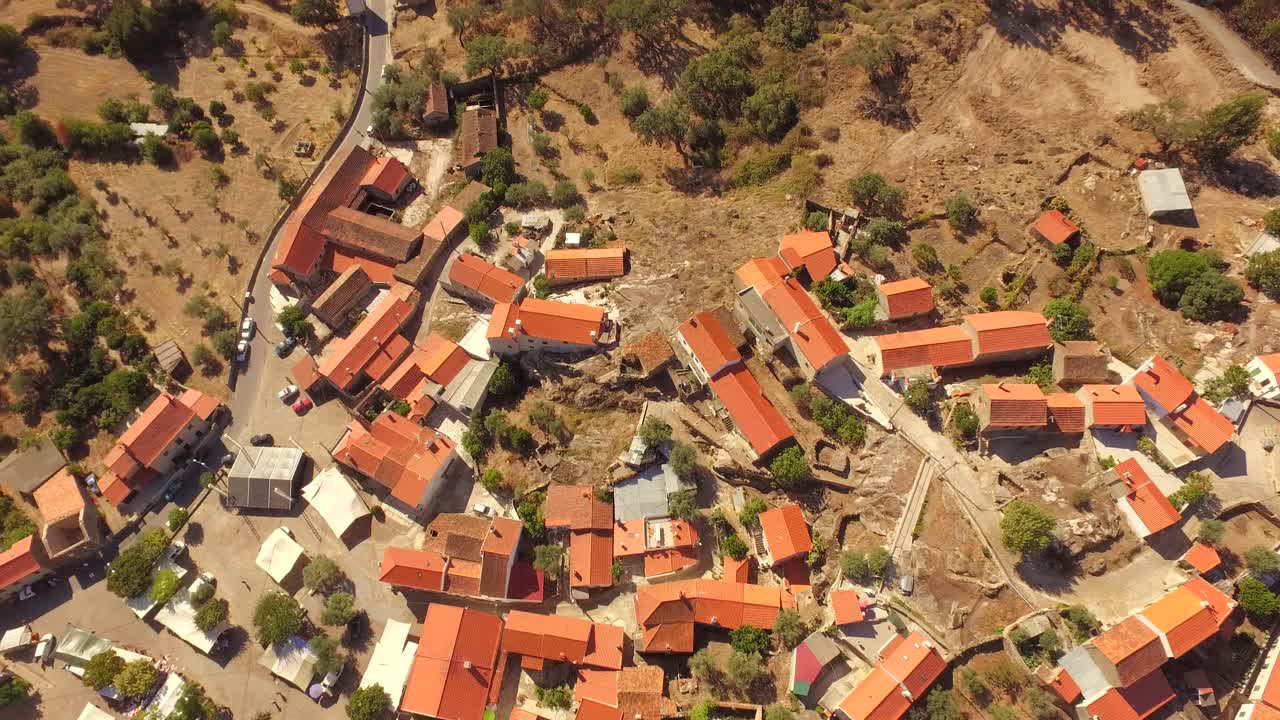 vista aérea de una aldea portuguesa con techos de azulejos rojos