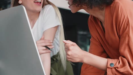 jóvenes compañeros de trabajo que trabajan en la computadora