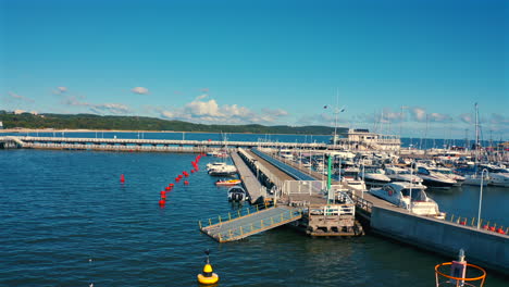 vista aérea de la hermosa marina de lujo en sopot con barcos, barcos y yates