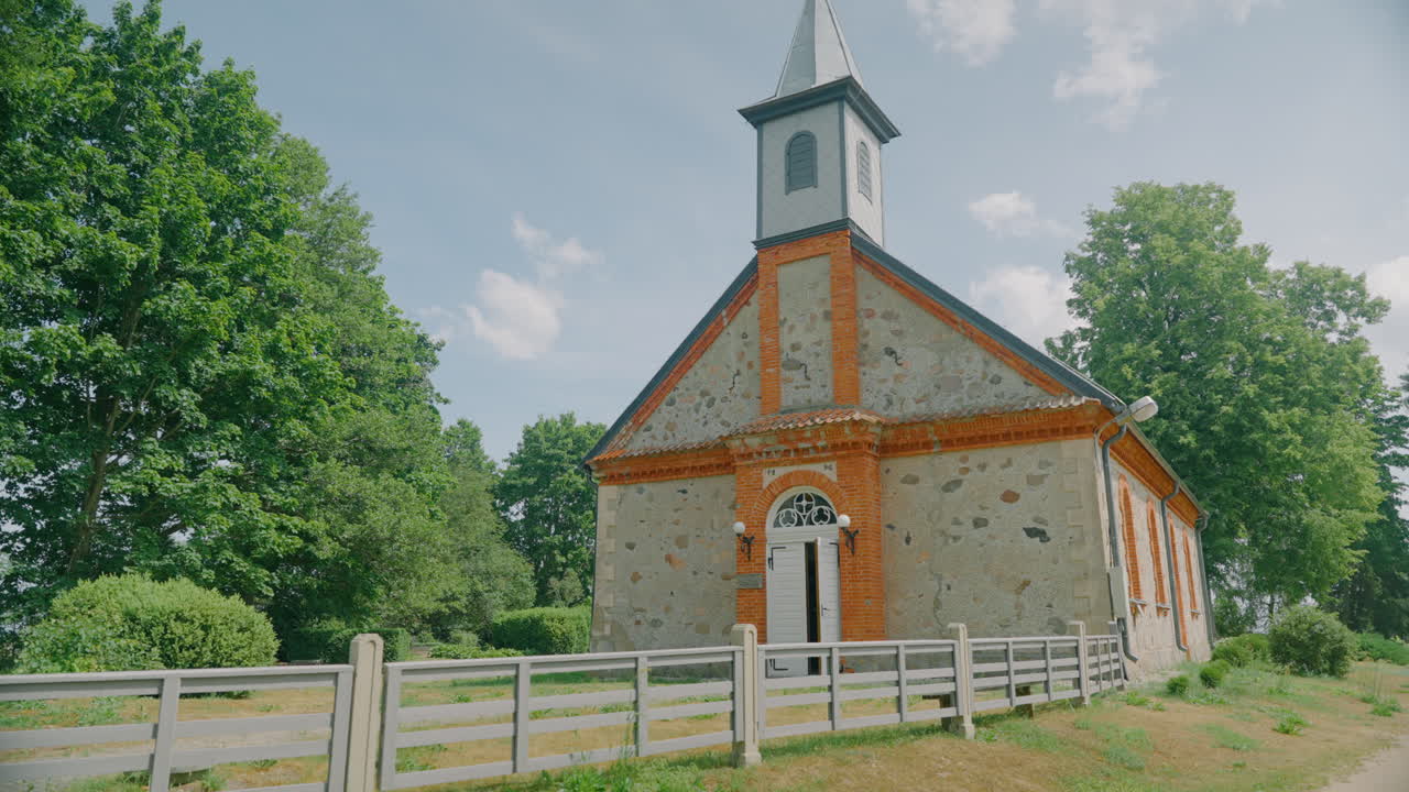 6 월 라트비아의 칼테네 도시