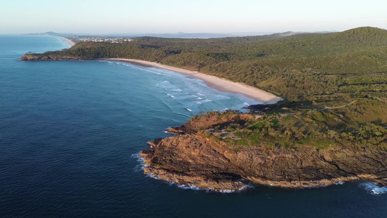 Filmato aereo con drone del Parco Nazionale di Noosa durante l'ora d'oro, che cattura la luce calda sull'oceano e sulla costa