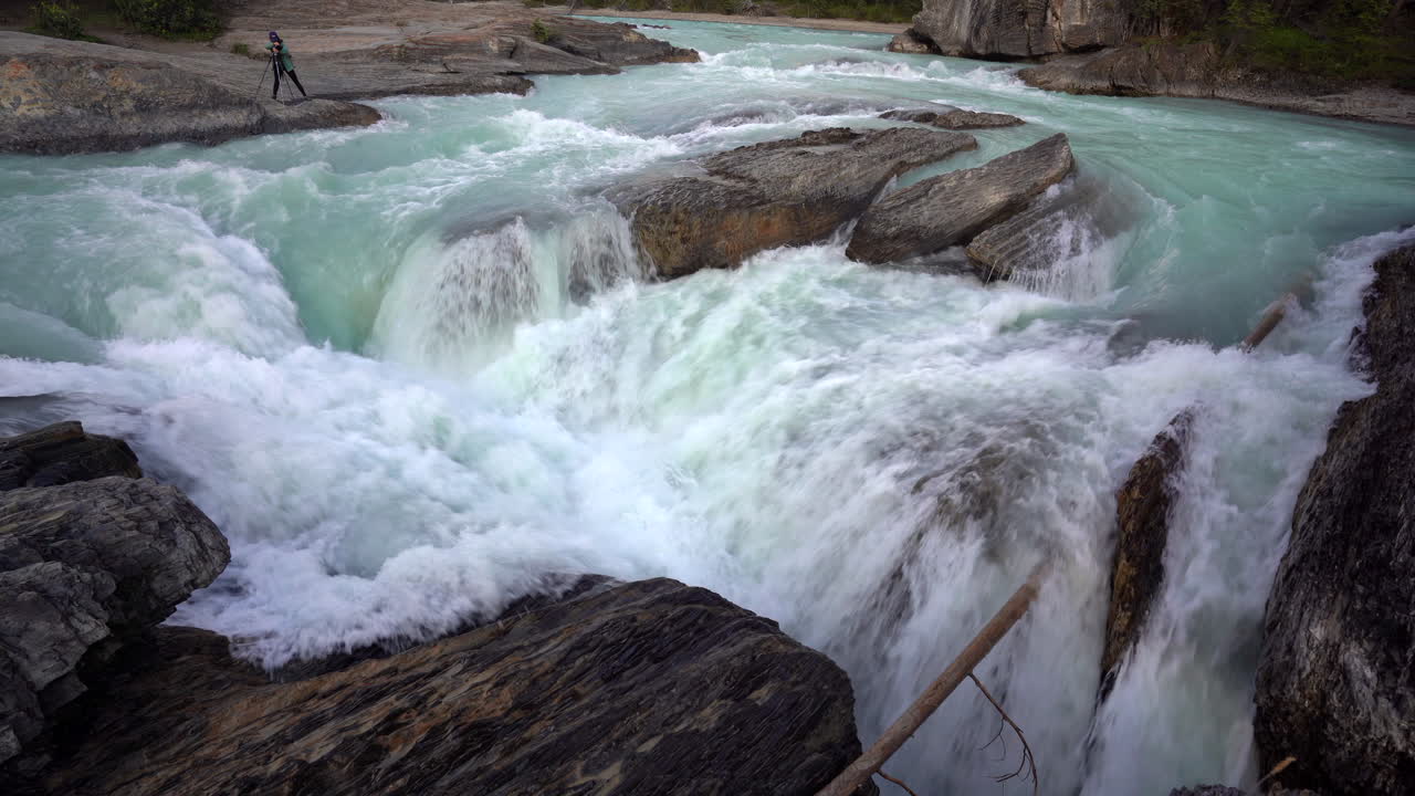 el agua blanca glacial turbulenta corre río abajo en el parque nacional yoho, canadá