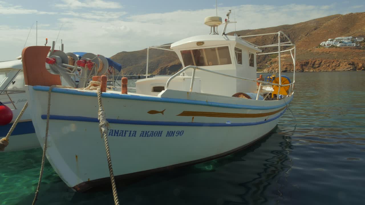 gran angular de un barco de pesca típico anclado en el puerto de egliali en grecia, isla de amorgos