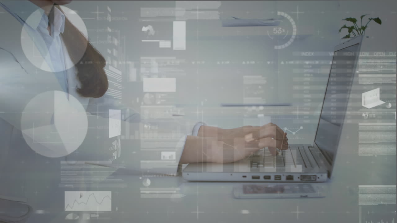 animación del procesamiento de datos financieros sobre una mujer de negocios que usa computadora