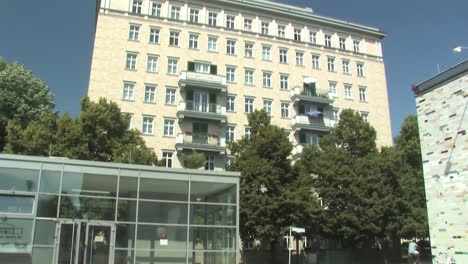 Block-E-Hanns-Hopp-In-Der-Karl-marx-allee-Berlin-Nahe-Kosmos-Kino,-Deutschland-1