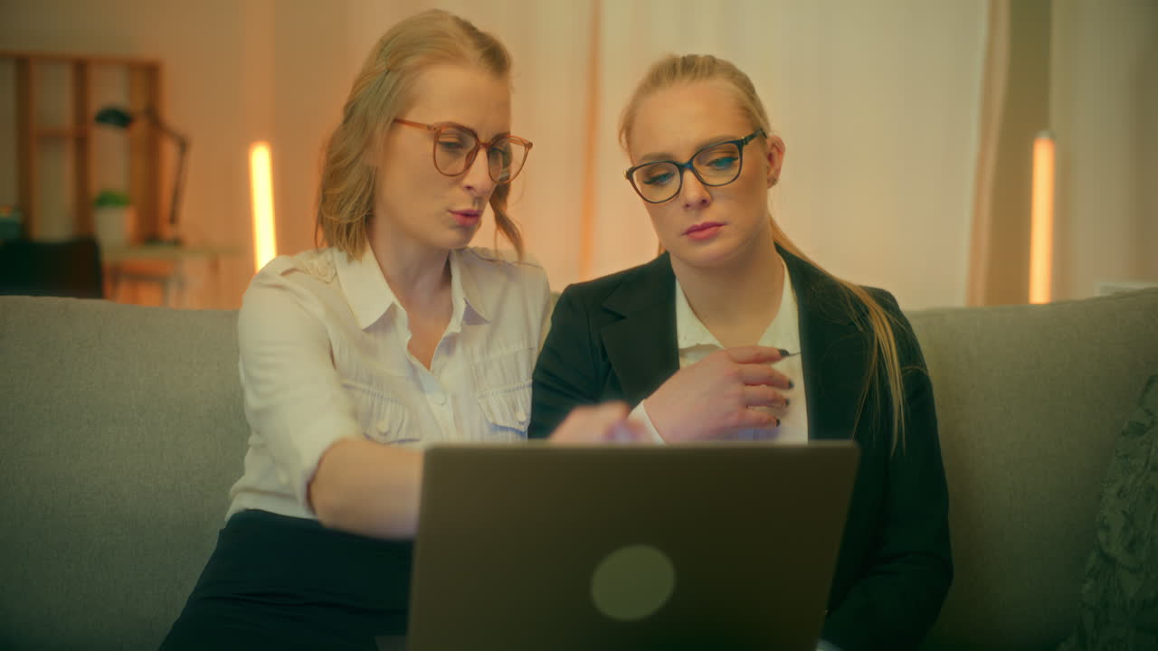 To kolleger drøfter nyt forretningsprojekt under møde