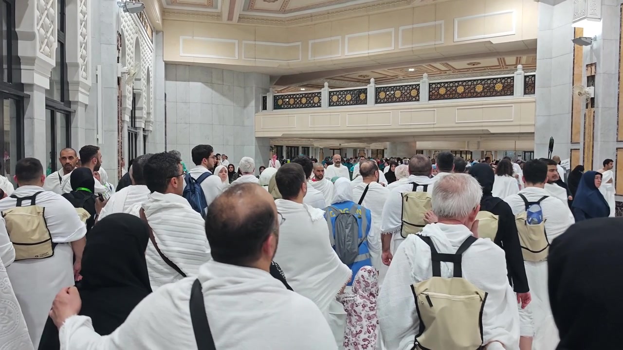 Folla di pellegrini in abiti Ihram all'interno della Grande Moschea