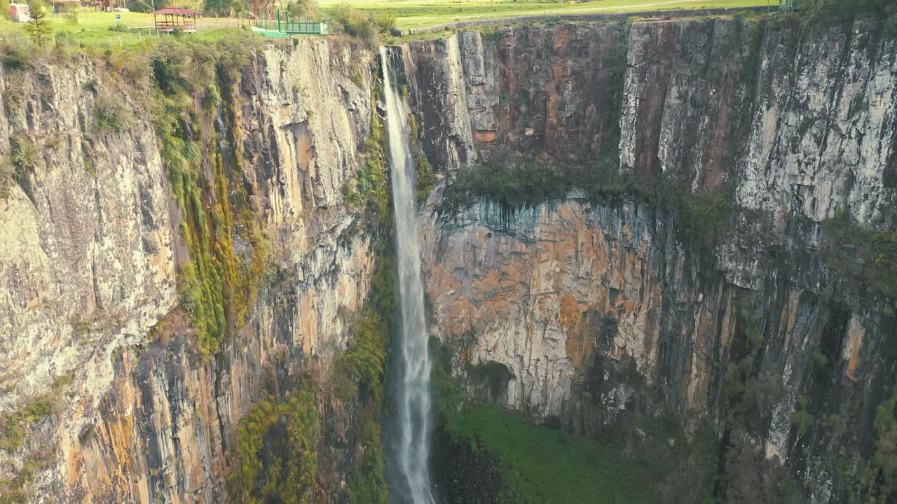 열대 우림 폭포 큰 암벽