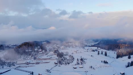 Malerischer-Blick-Auf-Einen-Verschneiten-Dorfhintergrund-Mit-Bewölktem-Himmel-Im-Winter---Luftaufnahme