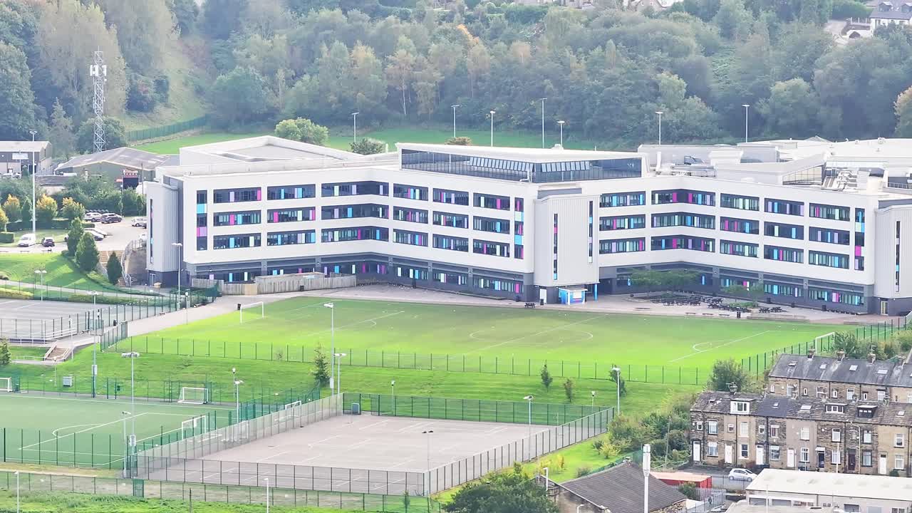 영국 브래드포드 의 축구장 과 학교 건물 들 의 공중 사진