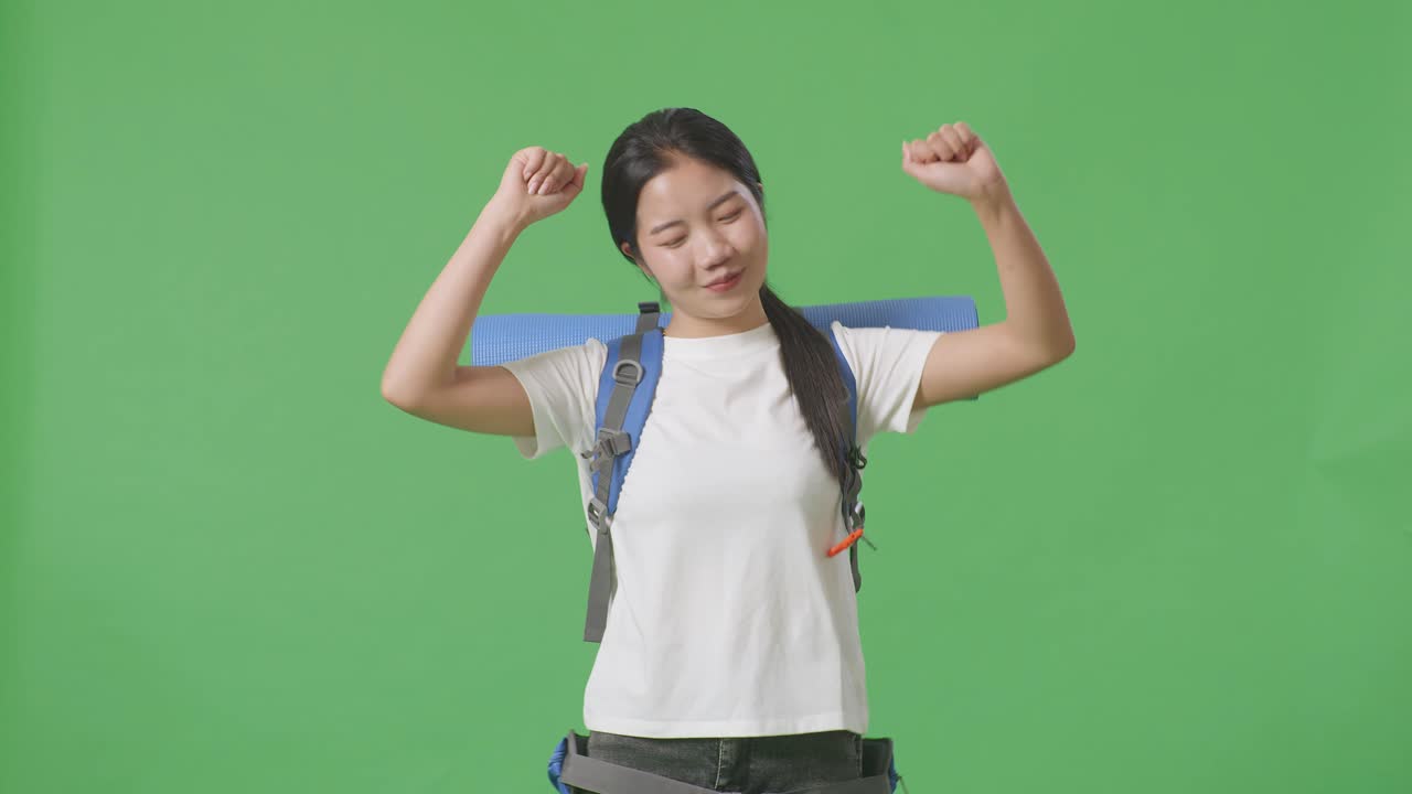 녹색 스크린에 흥분 배과 함께 여성