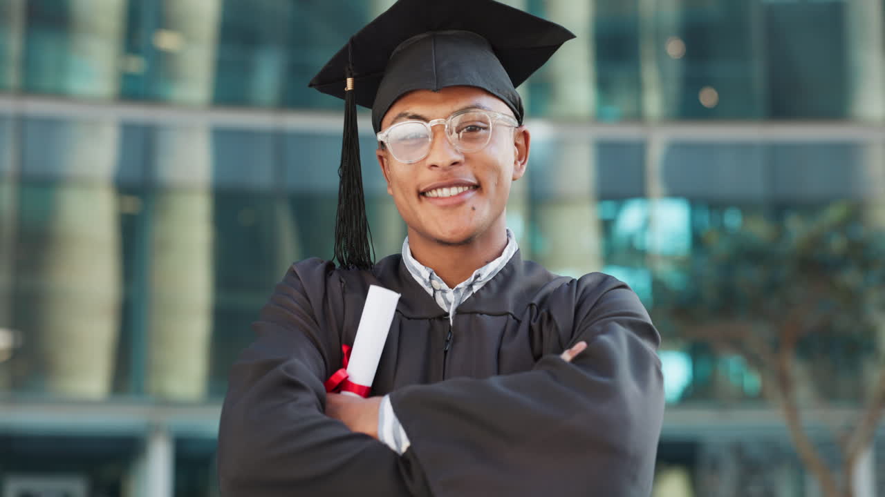 cara, hombre o sonrisa por la graduación con los brazos