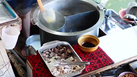 preparing noodles at khlong lat mayom market