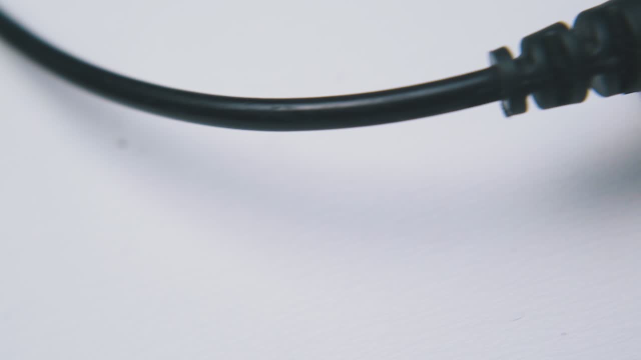 ⁇ 색 배경에 케이블과 플러그가 있는 강력한 자동차 충전기