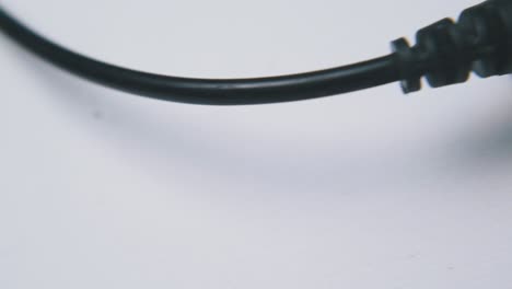 cargador de coche potente con cable y enchufe sobre fondo blanco