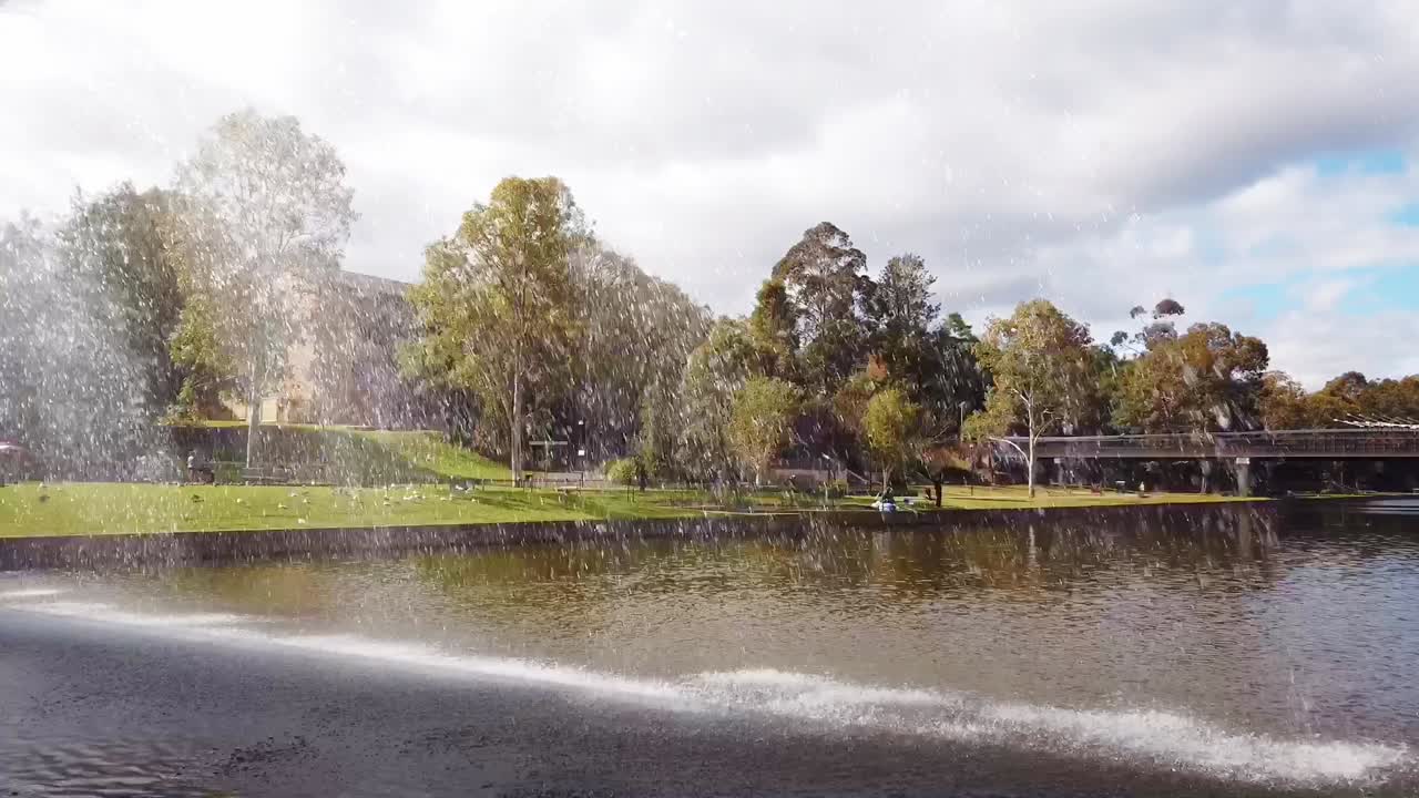 다리에서 흥미로운 분수 기능