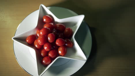 Tomates-De-Ciruela-En-Un-Plato-Con-Forma-De-Estrella-Blanca-Y-Movimiento-De-Izquierda-A-Derecha