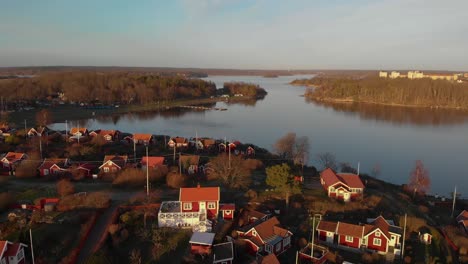 Vista-Aérea-De-Pintorescas-Cabañas-En-El-Paraíso-De-Verano-Brandaholm-En-Karlskrona,-Suecia-13