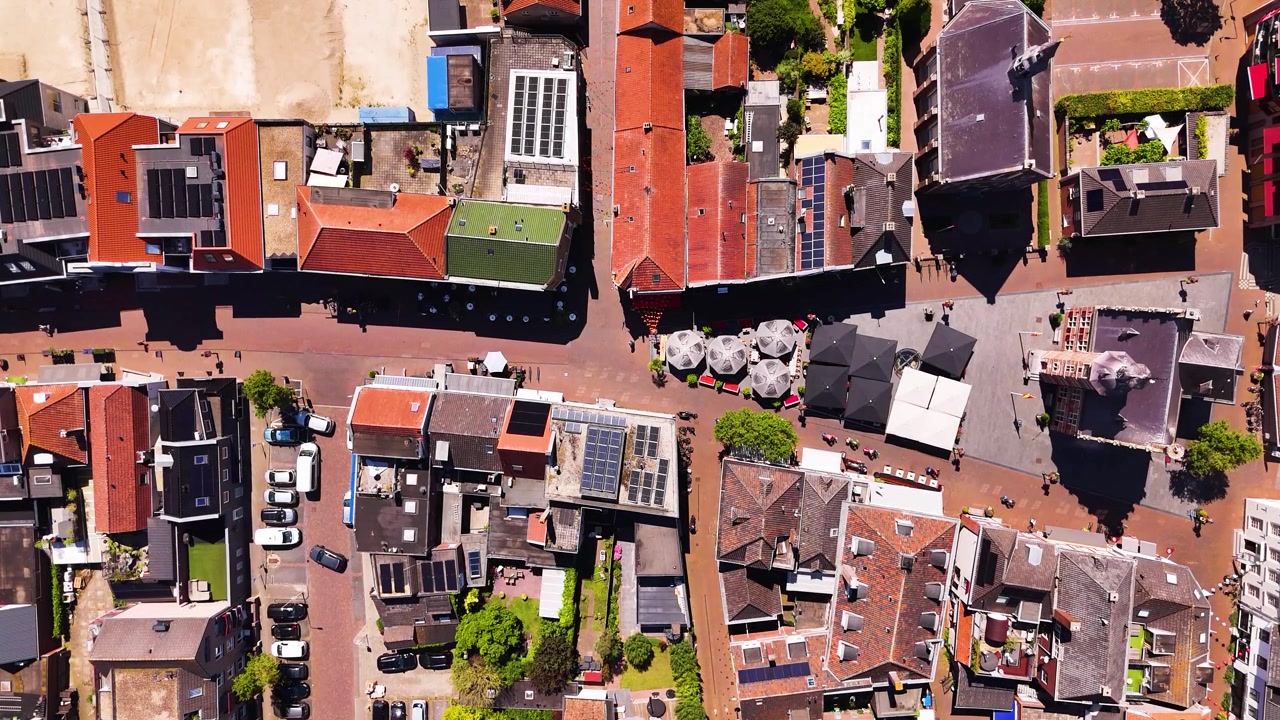 Luftaufnahme eines belebten europäischen Stadtplatzes
