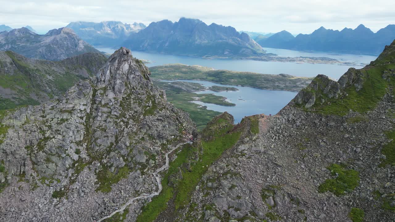 Punto panoramico Djevelporten sul monte Floya a Svolvaer, Isole Lofoten, Norvegia - Riprese aeree 4k